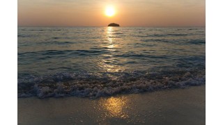 Sunrise Beach thích hợp cho du khách thích tắm nắng và hoạt động lặn ống thở